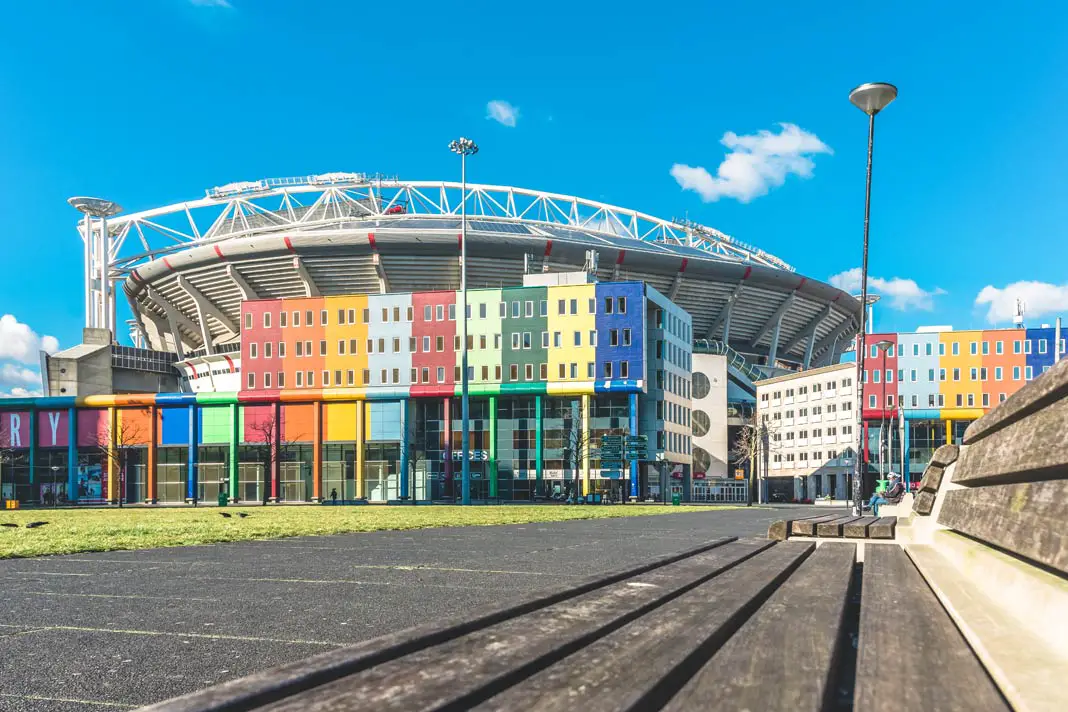 Blick auf die bunte Fassade der Johan Cruijff Arena von Amsterdam
