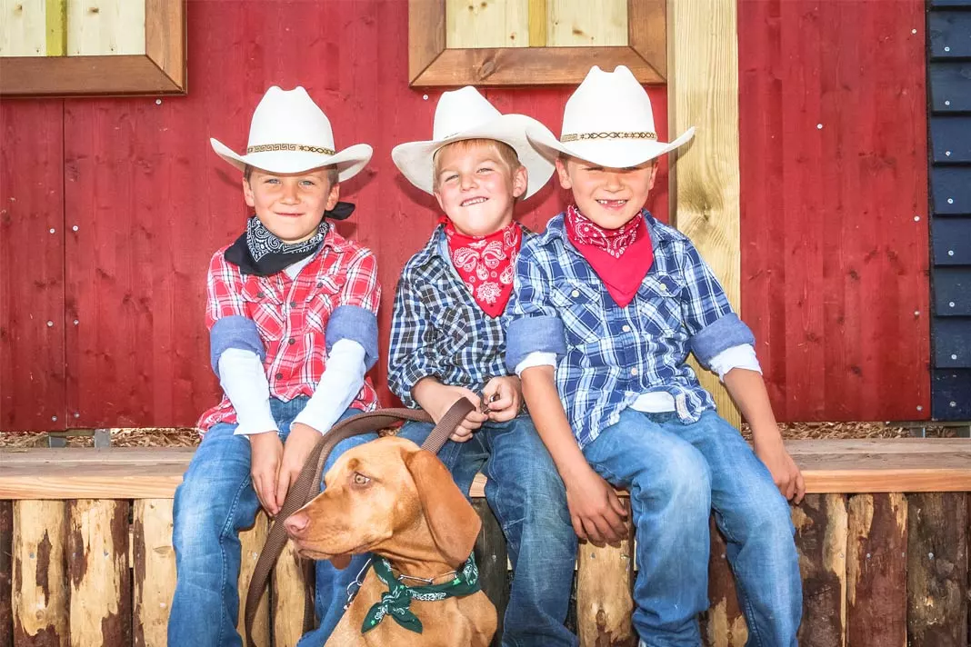 Drei Jungen in Cowboyhüten in der Pullman City