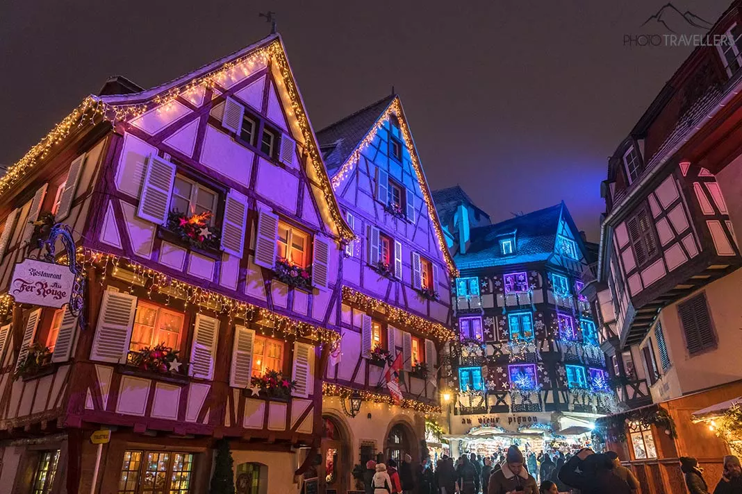 Bunt angeleuchtete Fachwerkhäuser zu Weihnachten in Colmar