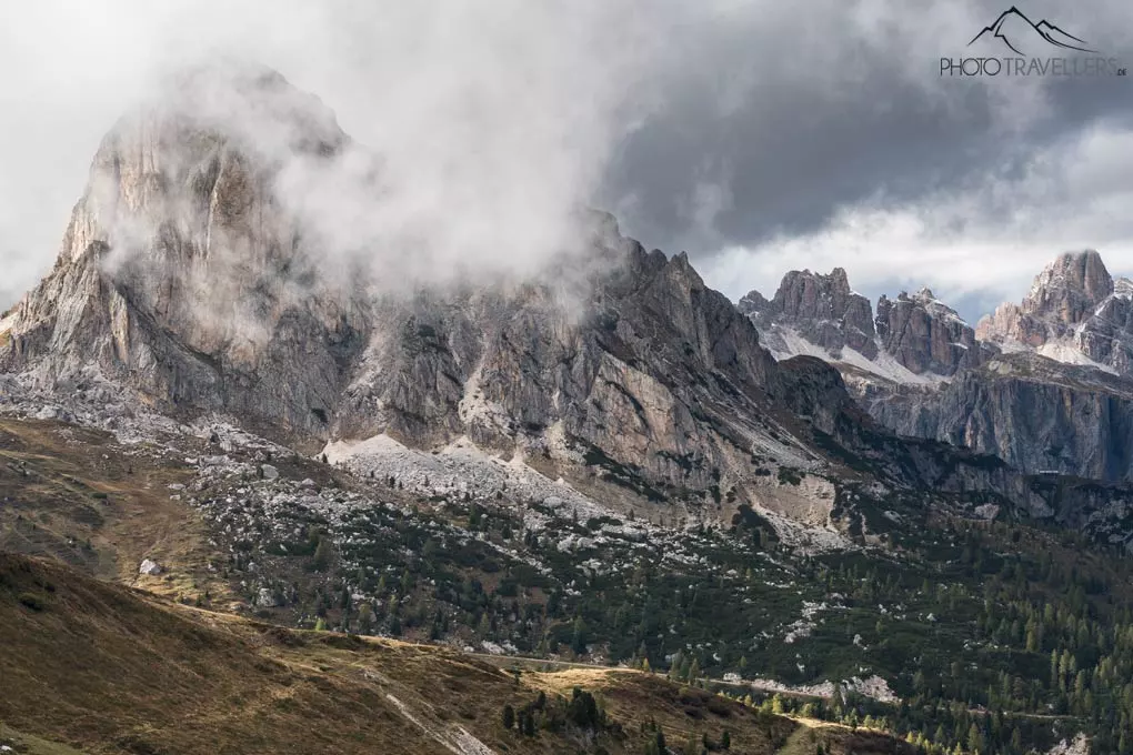 Der Bildausschnitt eines Berges, fotografiert mit einer APS-C-Kamera mit 60 mm Brennweite