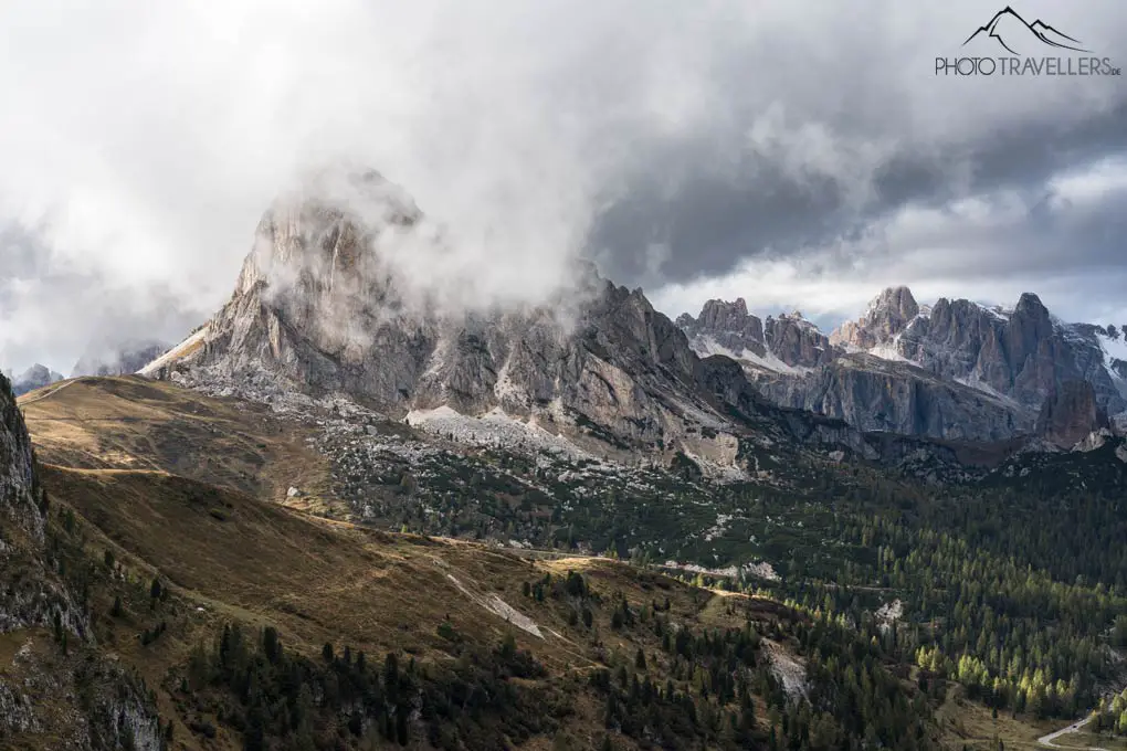 Der Bildausschnitt eines Berges, fotografiert mit einer Vollformatkamera mit 60 mm Brennweite