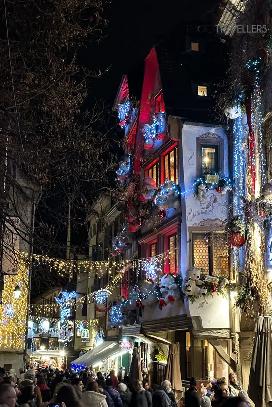 Bunt angeleuchtete Fachwerkhäuser zu Weihnachten in Straßburg
