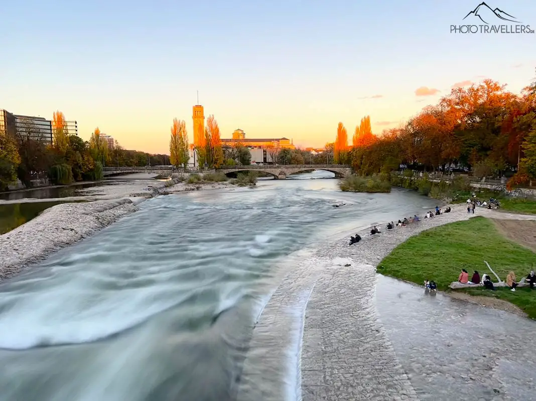 A long exposure in the evening in Munich with a view over the Isar, photographed with the iPhone 14 Pro