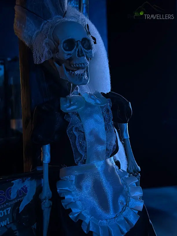 Ein Halloween-Skelett bei Dimmerlicht, fotografiert mit dem iPhone 14 Pro
