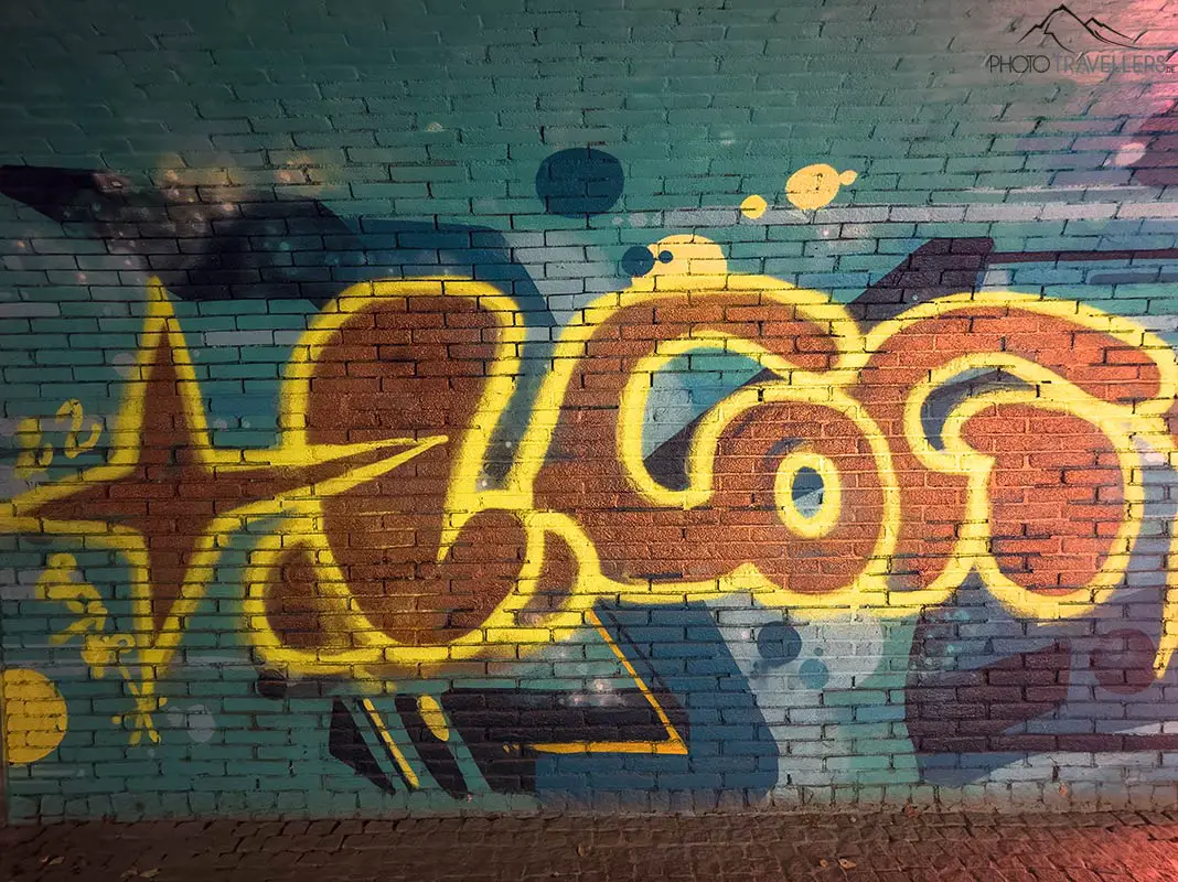 Ein buntes Graffiti in einer Unterführung, aufgenommen mit dem iPhone Pro 14