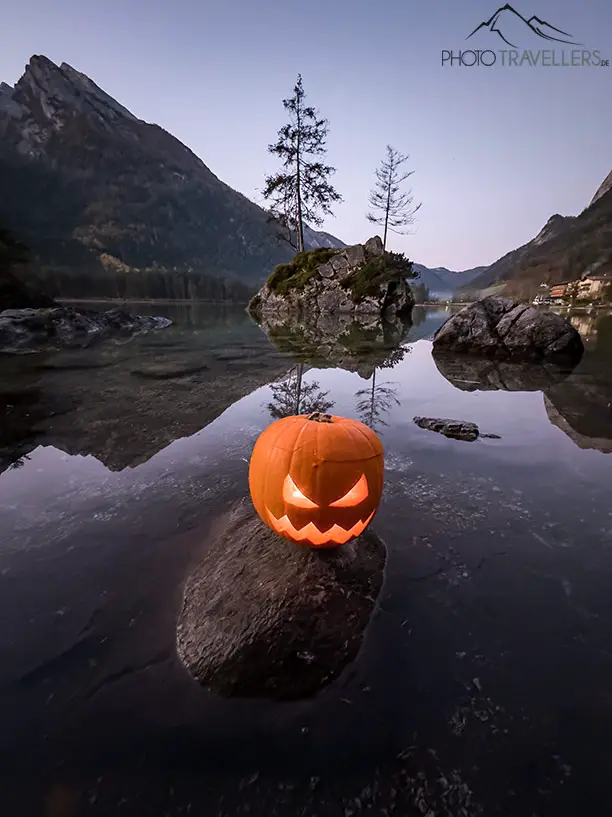 Ein Halloween-Kürbis am Hintersee, fotografiert mit der Ultraweitwinkelkamera (0,5x) vom iPhone 14 Pro