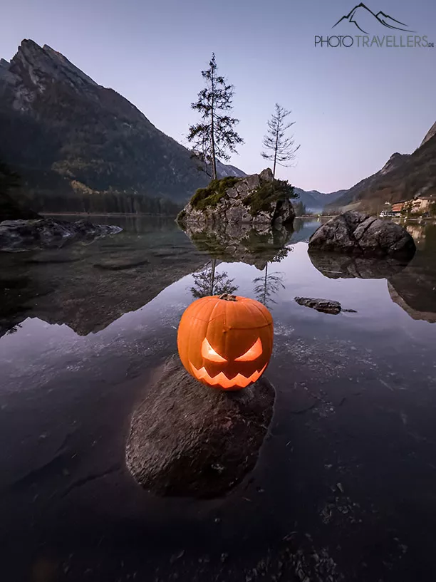 Ein Halloween-Kürbis am Hintersee, fotografiert mit der Ultraweitwinkelkamera (0,5x) vom iPhone 14 Pro