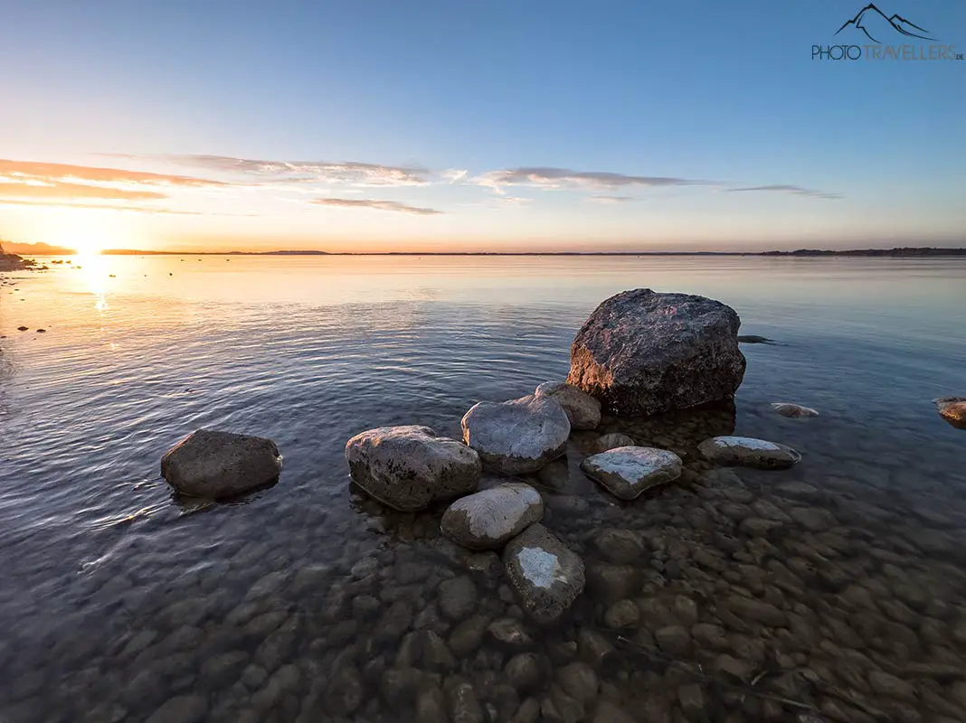 Rocks at Chiemsee in the evening, photographed with the ultra-wide angle (0.5x) of the iPhone 14 Pro