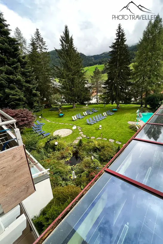 Der Blick in den Garten vom Hotel Prägant in Bad Kleinkirchheim