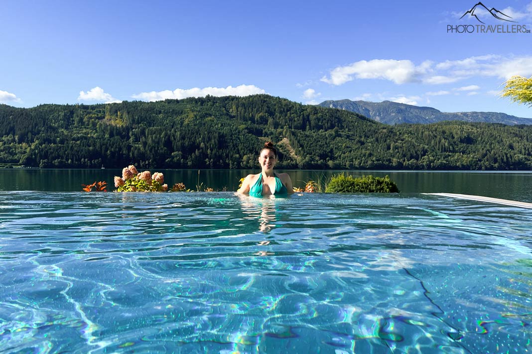 Reisebloggerin Biggi Bauer im Pool im Kärnten Badehaus am Millstätter See