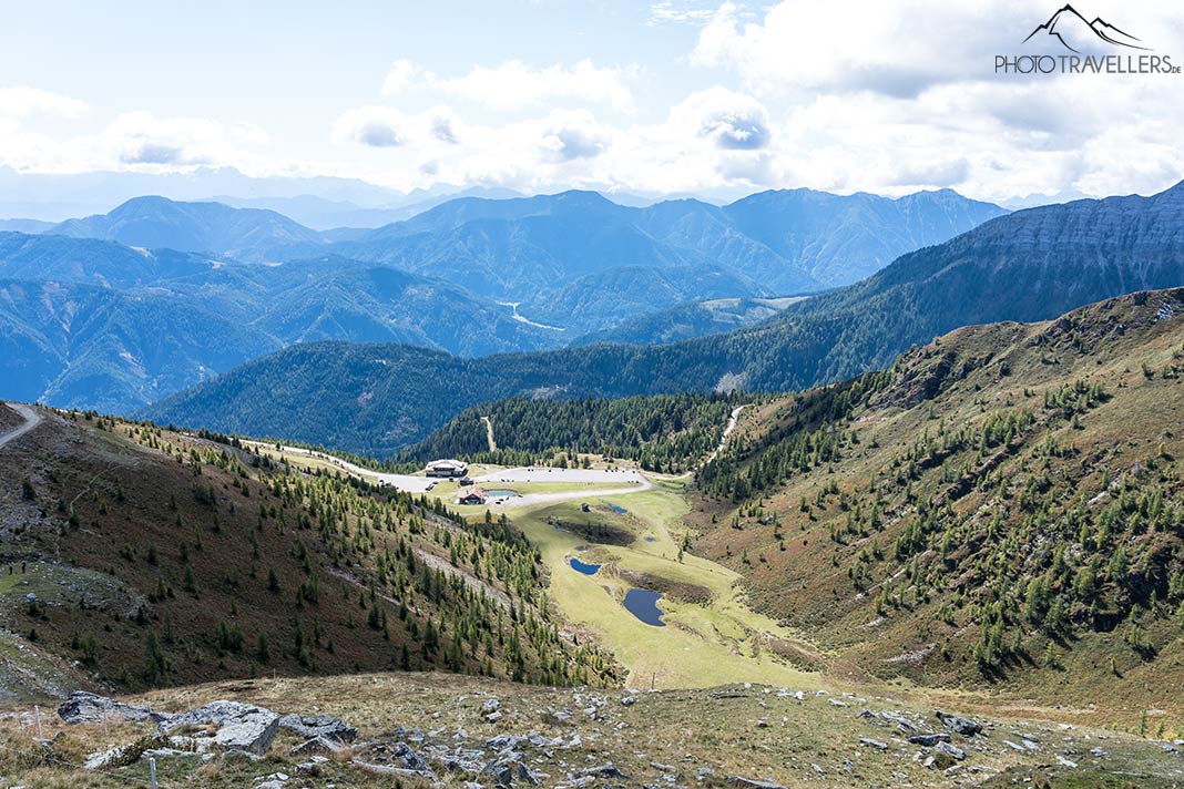 Der Blick vom Goldeck auf den Parkplatz Seetal mit der Wieser Hütte