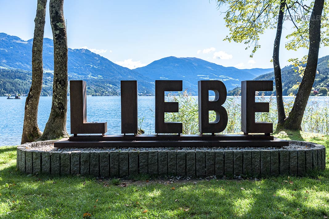 Der "Liebe"-Schriftzug im Klingerpark am Millstätter See