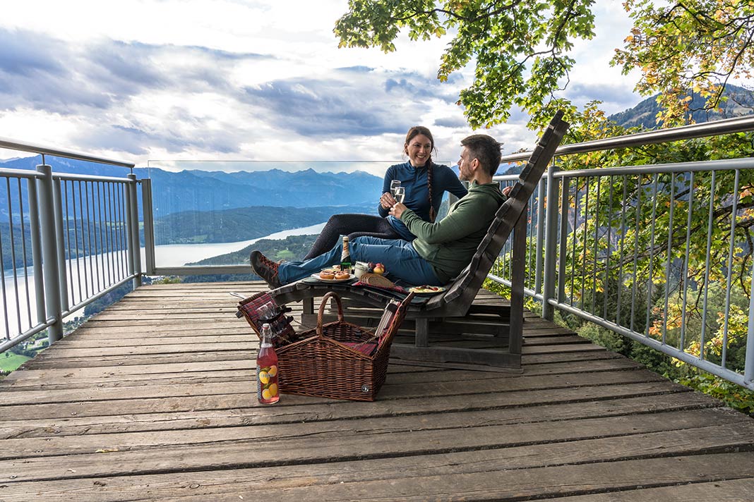 Die Reiseblogger Biggi Bauer und Florian Westermann beim Picknick auf dem Sternenbalkon beim Alpengasthof Bergfried