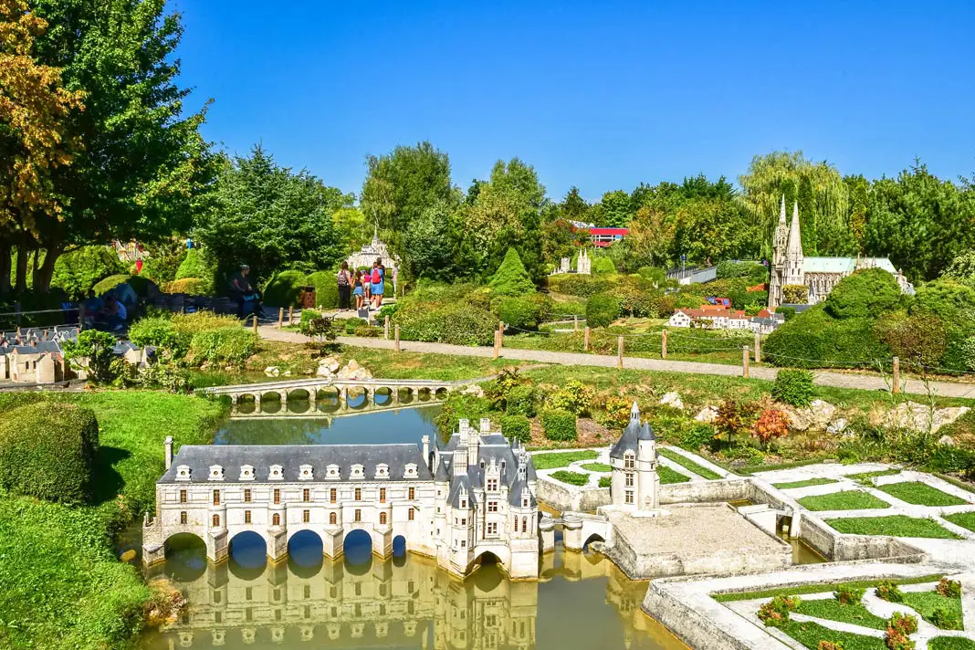 Blick auf einen Miniaturpark France Miniature