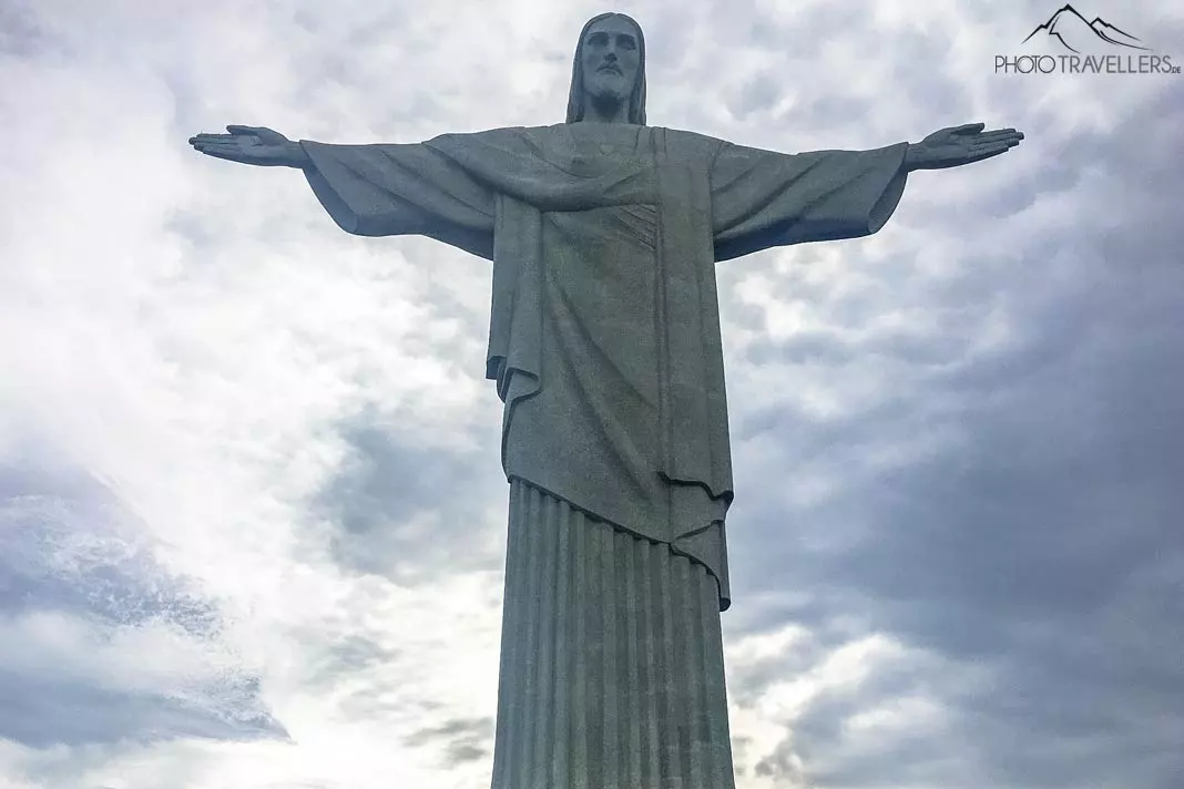 Blick von unten auf die riesige Cristo Redentor Statue in Rio de Janeiro