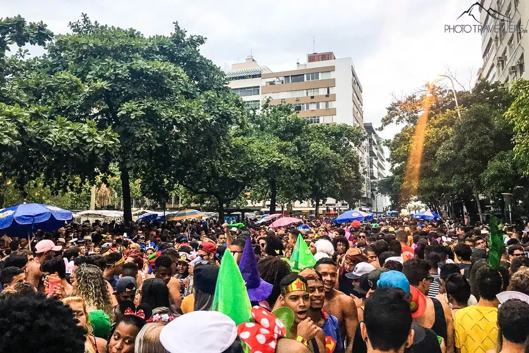 Stadtteil Ipanema mit vielen feiernden Menschen an Karneval