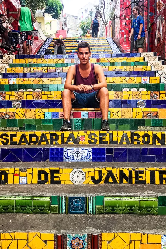 Claudio auf den bunten Treppen der Escadaria Selarón im Stadtteil Santa Teresa
