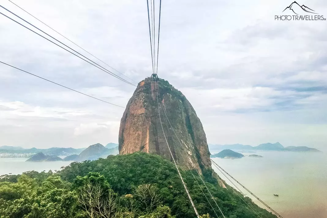 Blick auf den Zuckerhut aus der Seilbahn in Rio de Janeiro