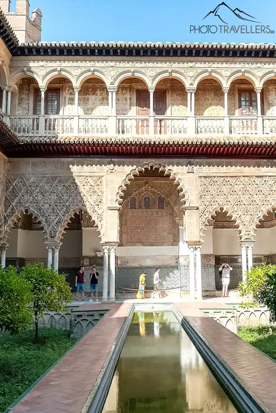 Blick in den weißen Innenhof des Palastes Real Alcázar in Sevilla - eine Top-Sehenswürdigkeit