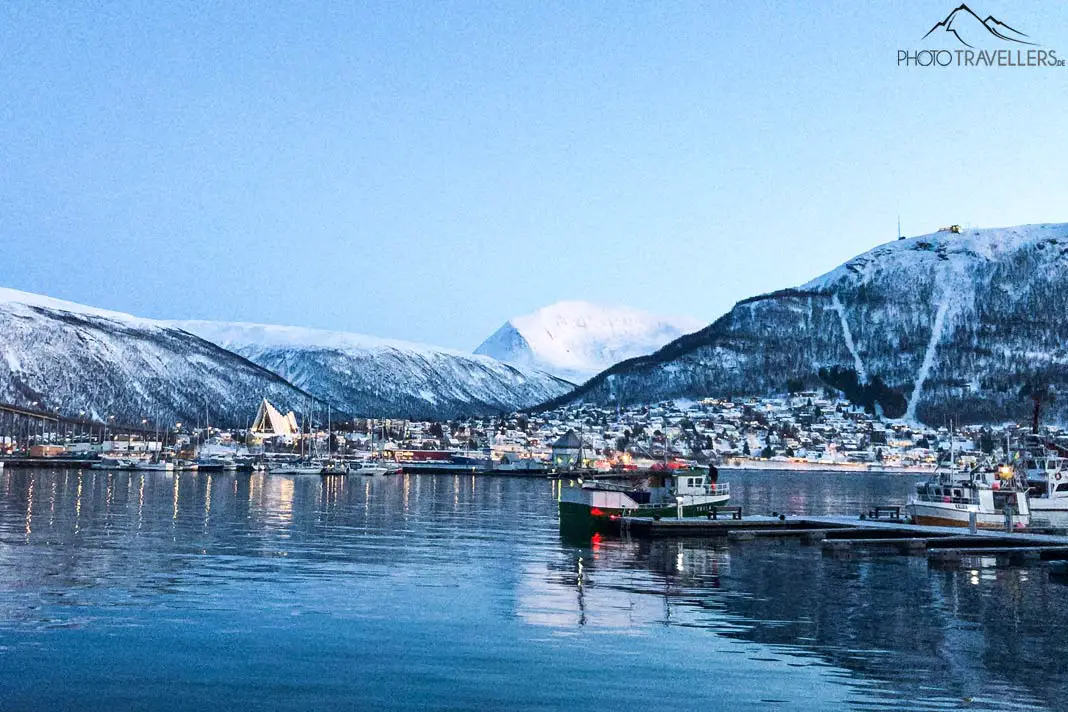 Blick auf den Fjord von Tromsø mit Eismeerkathedrale