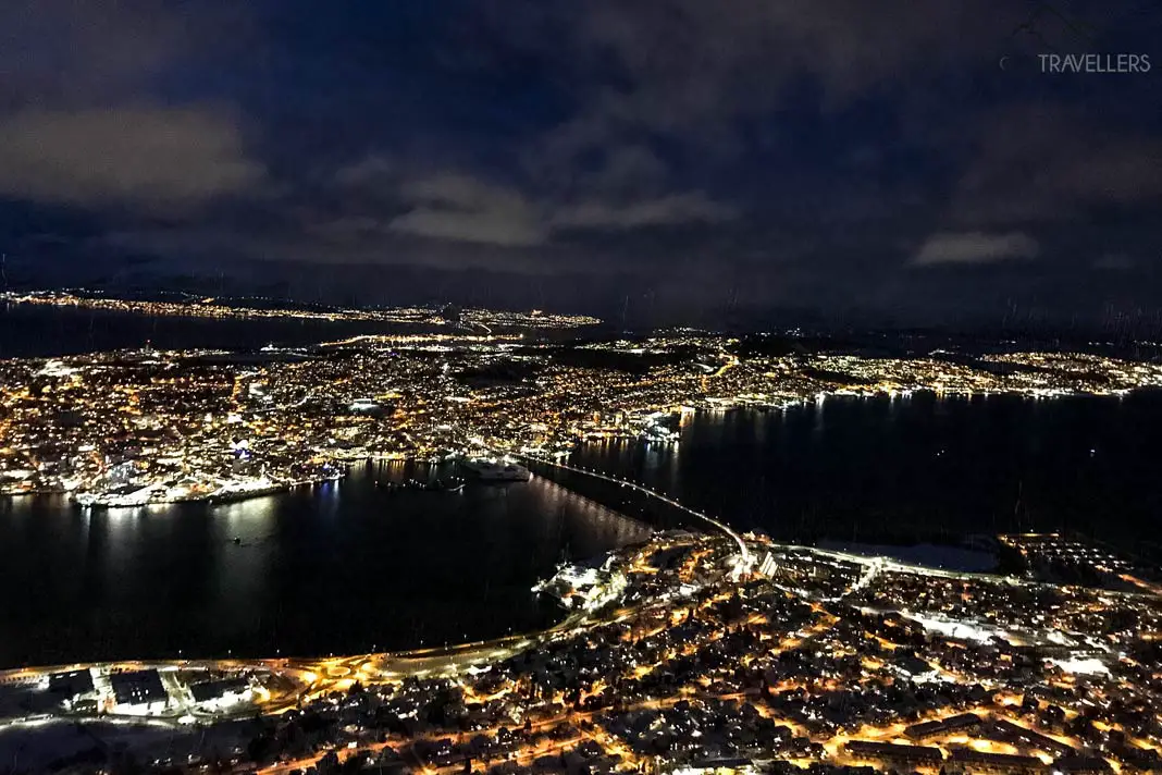 Blick vom Storsteinen bei Nacht hinunter auf Tromsø