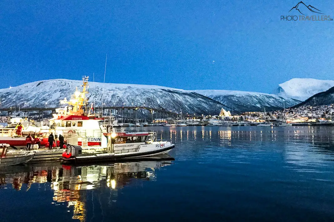 Blick in den Hafen von Tromsø bei Nacht