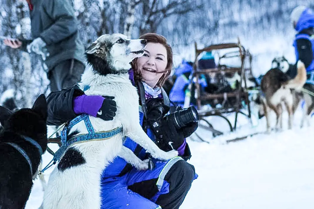 Frau mit Hunden und Hundeschlitten in Tromso