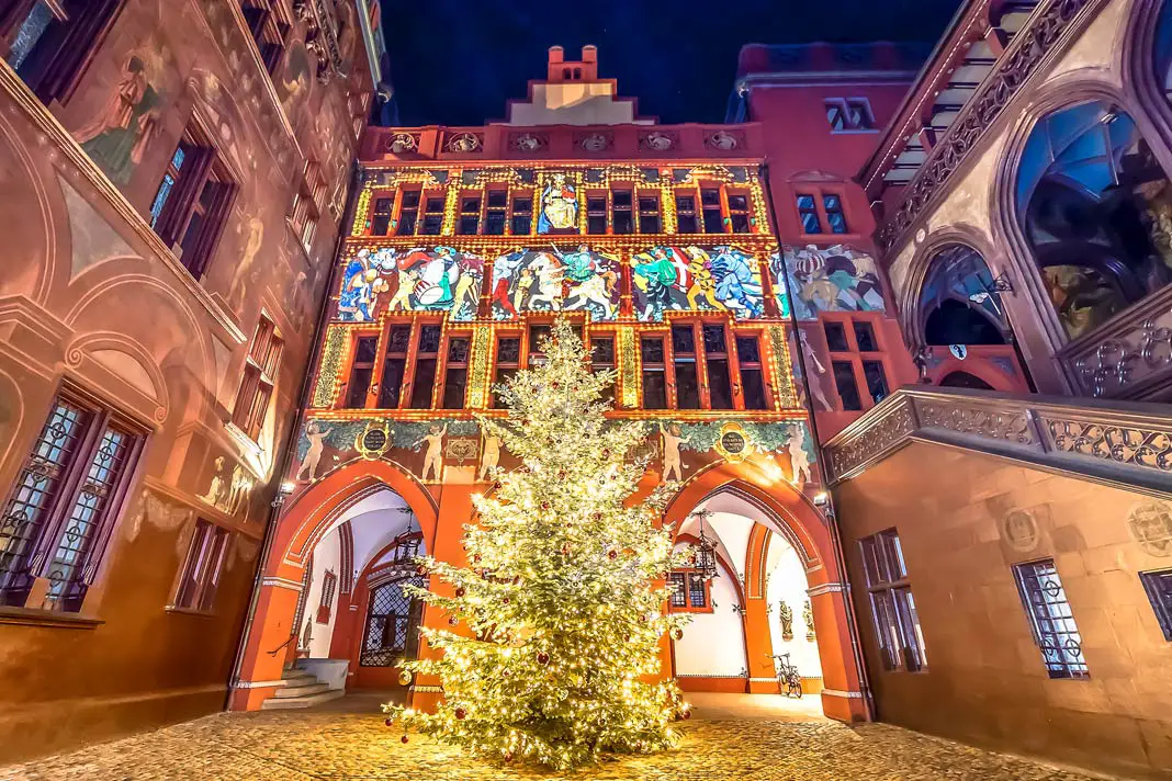 Blick auf das Rathaus von Basel mit Weihnachtsbaum davor
