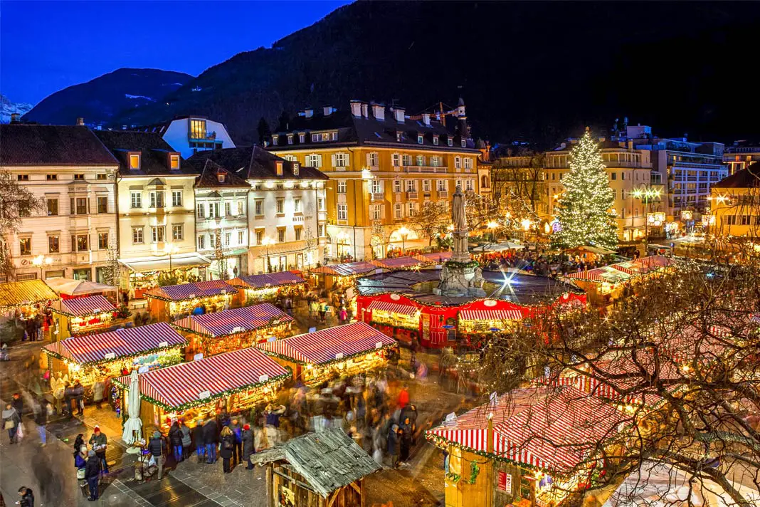 Blick von oben auf den Weihnachtsmarkt in Bozen