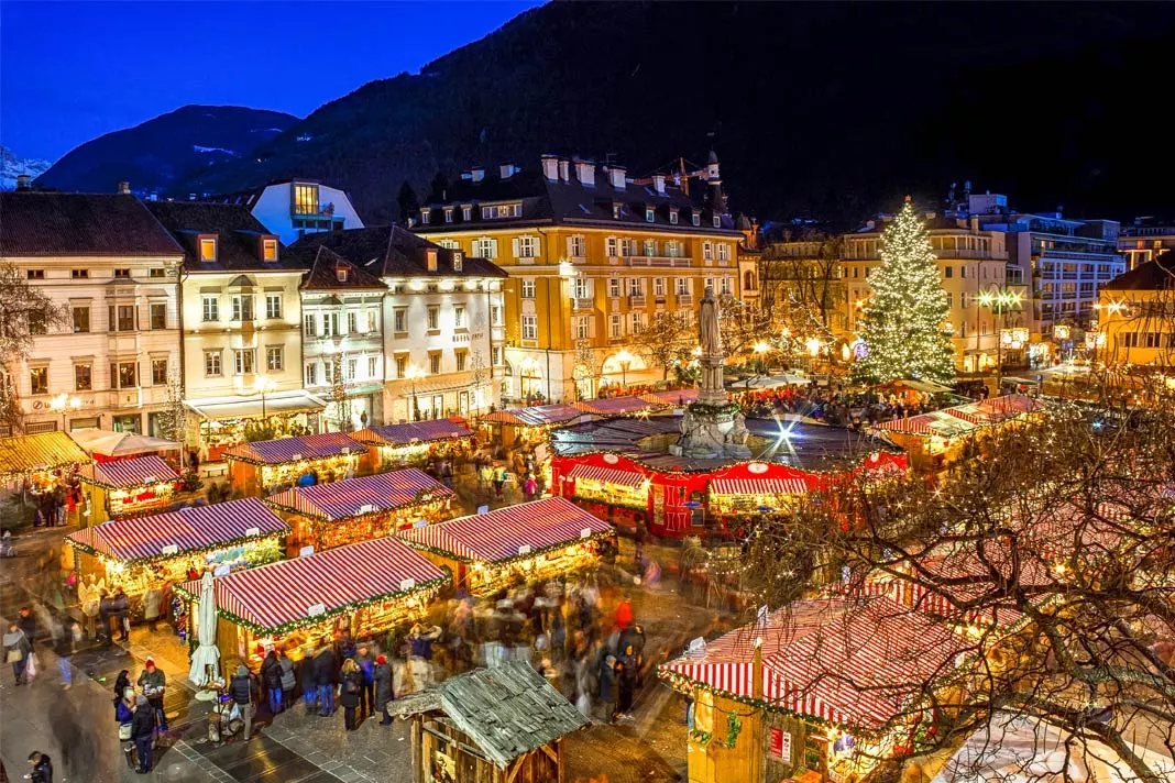 Blick von oben auf den Weihnachtsmarkt in Bozen