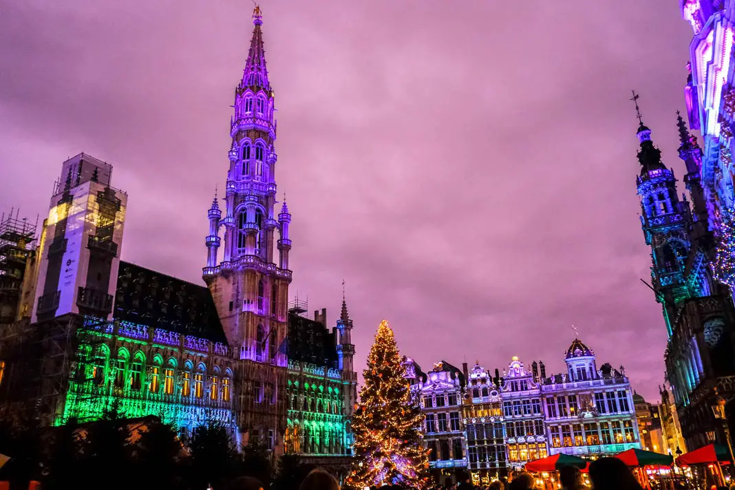 Blick auf den erleuchteten Weihnachtsmarkt in Brüssel