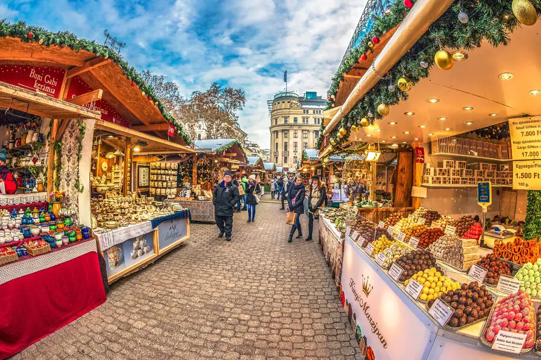 Blick auf Stände des Weihnachtsmarktes in Budapest