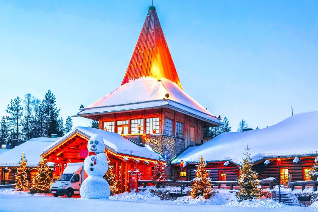 Blick auf das Santa Claus Village in Lappland