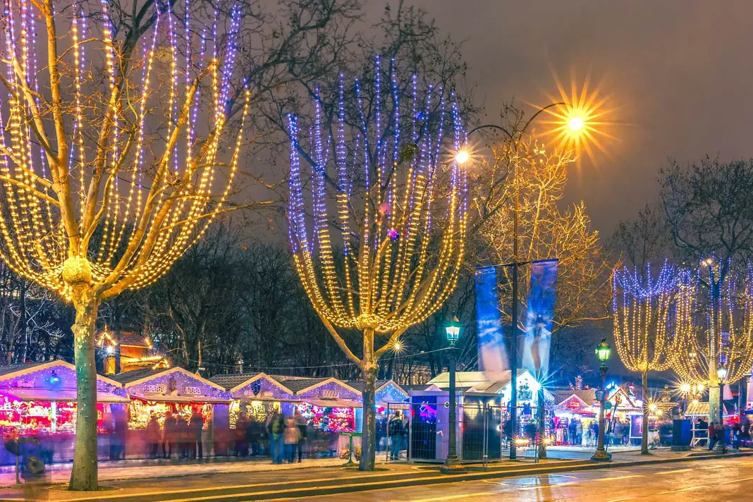 Erleuchtete Bäume des Weihnachtsmarktes in Paris