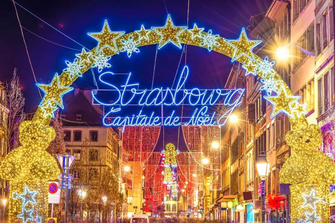 Blick auf den Schriftzug des Weihnachtsmarktes in Straßburg
