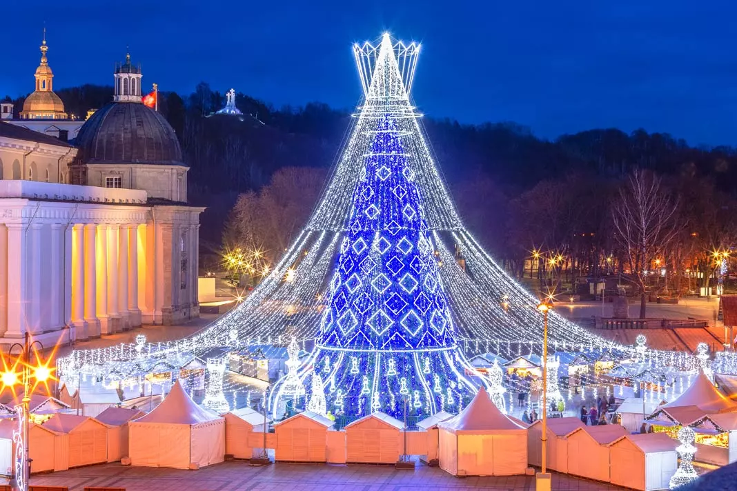 Blick auf den erleuchteten Weihnachtsbaum am Weihnachtsmarkt Vilnius