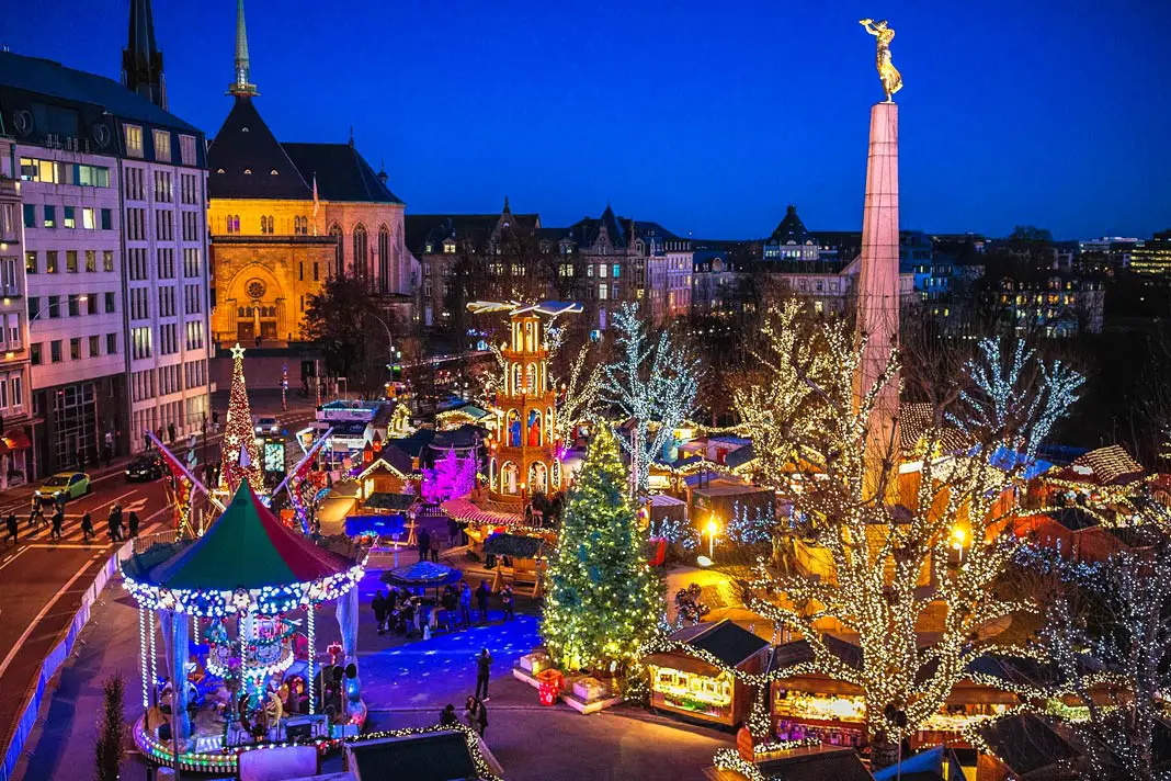 Blick von oben auf den Weihnachtsmarkt mit vielen Lichtern von Luxembourgh