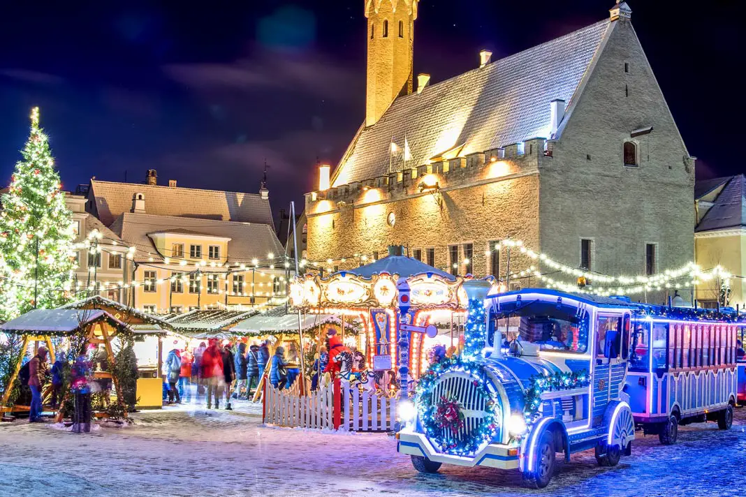Die Weihnachtsbahn auf dem Weihnachtsmarkt in Tallinn