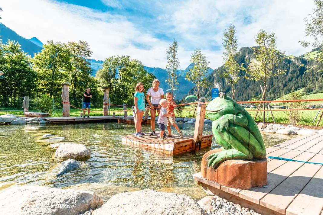 Kinder am Wasser im Auenland Sidan Erlebnisspielplatz im Zillertal