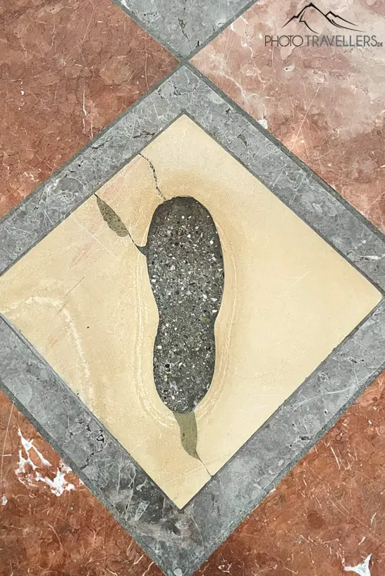 Eine Fliese in der Münchner Frauenkirche, die den Fußabdruck des Teufels zeigen soll