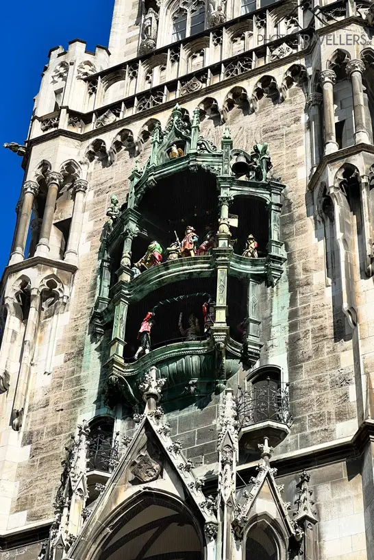 Blick auf die tanzenden Figuren des Glockenspiels im Münchner Rathaus