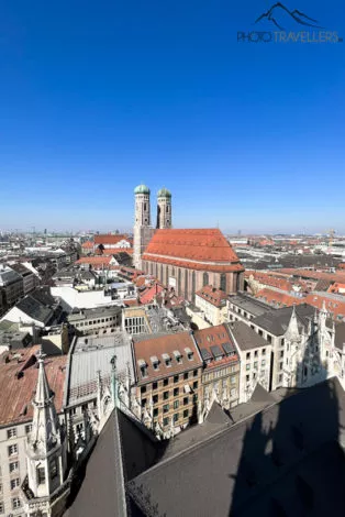 Der Blick auf die Münchner Frauenkirche vom Rathausturm aus