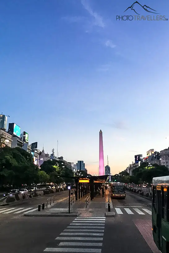 Blick auf die Straße Avenida 9 de Julio sowie den Obelisk