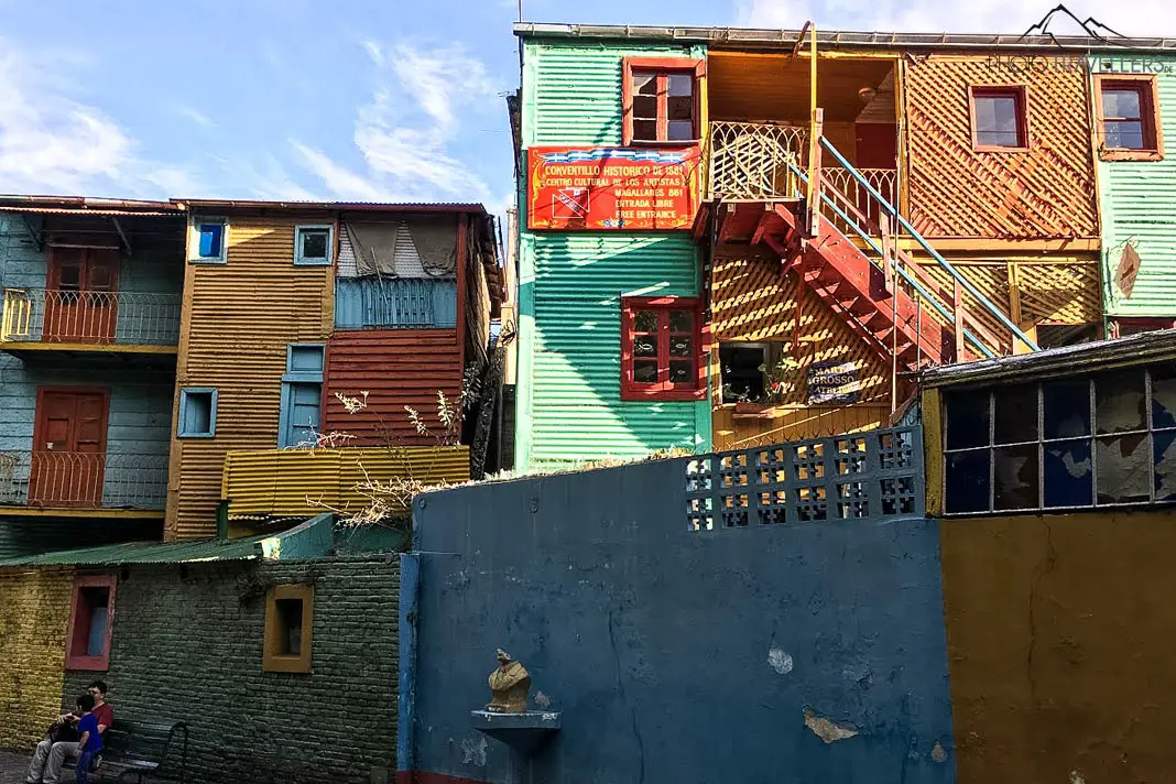 Blick auf die bunten bekannten Häuser in La Boca