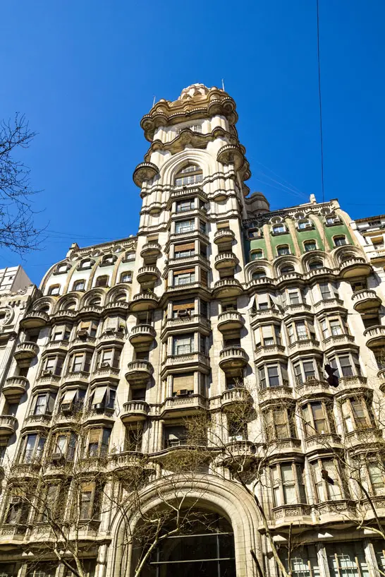 Blick auf die Fassade mit unzähligen Balkons von Palacio Barolo in Buenos Aires