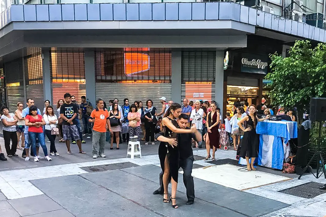 Ein Paar tanzt Tango auf den Straßen von Buenos Aires