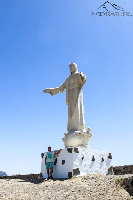 Oben auf einem Hügel thront die Jesus Christus Statue von Artenara