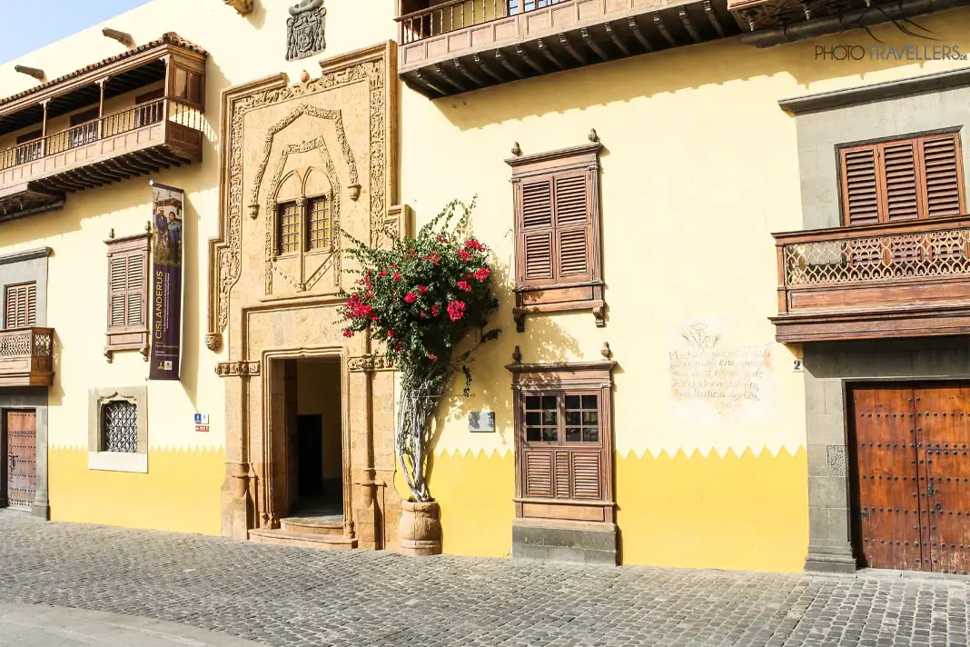 Blick auf die gelbe Fassade des historischen Casa de Colon