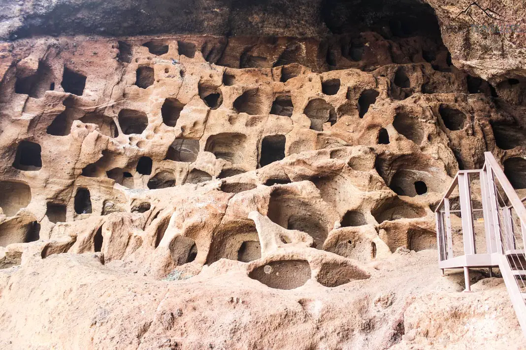 Blick auf Höhlen in Stein - die Cenobio de Valerón sind eine Top-Sehenswürdigkeit auf Gran Canaria