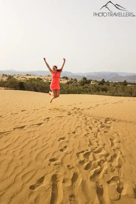 Nathalie springt in den Dunas de Maspalomas - die Top-Sehenswürdigkeit auf Gran Canaria